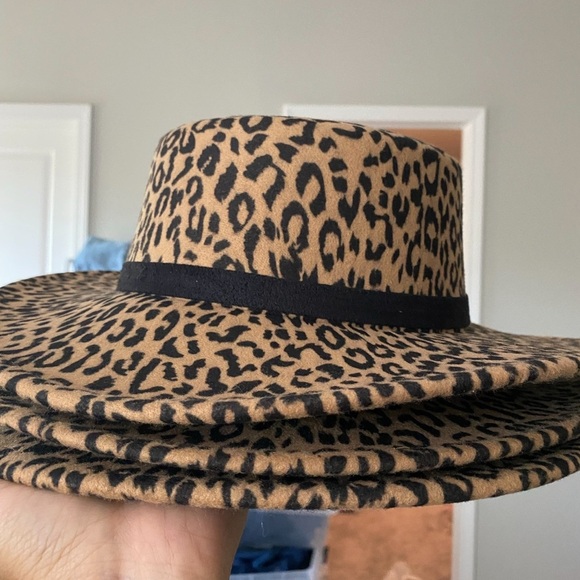 Cheetah print round brim hat‎ new